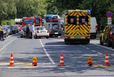 Crash: Eine schwerverletzte Person in Dresden - In Dresden kam es zu einem schweren Verkehrsunfall. Foto: Roland Halkasch