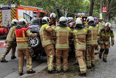 Crash: Fahrzeug kippt um und schließt Fahrerin ein - Verkehrsunfall auf der Bremer Straße: Ein PKW Smart kippt um. Foto: Roland Halkasch