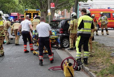 Crash: Fahrzeug kippt um und schließt Fahrerin ein - Verkehrsunfall auf der Bremer Straße: Ein PKW Smart kippt um samt Fahrerin. Foto: Roland Halkasch