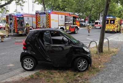 Crash: Fahrzeug kippt um und schließt Fahrerin ein - Verkehrsunfall auf der Bremer Straße: Smart kippt um samt Fahrerin. Foto: Roland Halkasch