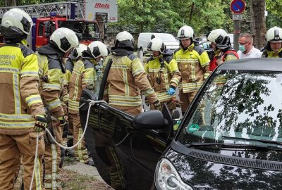 Crash: Fahrzeug kippt um und schließt Fahrerin ein - Verkehrsunfall auf der Bremer Straße: Smart kippt um samt Fahrerin. Foto: Roland Halkasch