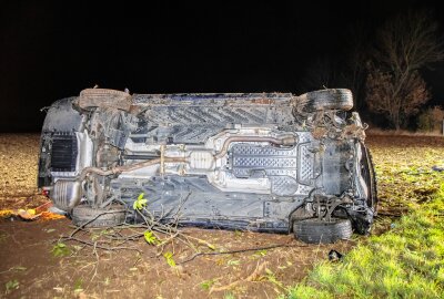 Crash im Erzgebirge: Mercedes fliegt mit stark alkoholisierter Fahrerin durch die Luft - Mercedes schleudert in vier Meter Höhe: Fahrerin schwer verletzt. Foto: Andre März