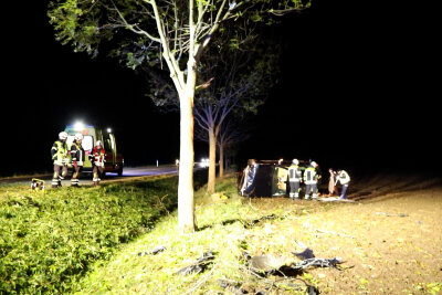Crash im Erzgebirge: Mercedes fliegt mit stark alkoholisierter Fahrerin durch die Luft - Große Rettungsaktion: Feuerwehren und Rettungsdienst im Einsatz.