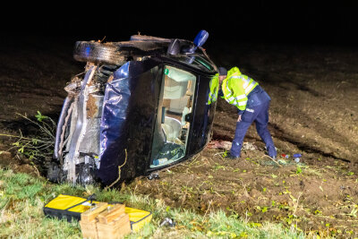 Crash im Erzgebirge: Mercedes fliegt mit stark alkoholisierter Fahrerin durch die Luft - Große Rettungsaktion: Feuerwehren und Rettungsdienst im Einsatz. Foto: Andre März