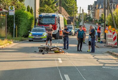 Crash im Erzgebirge: Mopedfahrer verletzt sich schwer beim Sturz -  Verkehrsunfall auf der B180 in Thalheim mit einem Mopedfahrer. Foto: André März