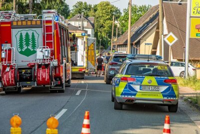 Crash im Erzgebirge: Mopedfahrer verletzt sich schwer beim Sturz -  Verkehrsunfall auf der B180 in Thalheim mit einem Mopedfahrer. Foto: André März