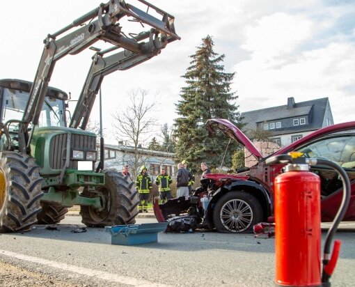 Crash im Erzgebirge: PKW und Traktor kollidieren frontal - In Pfaffenhain kam es zu einem Frontalzusammenstoß. Foto: André März