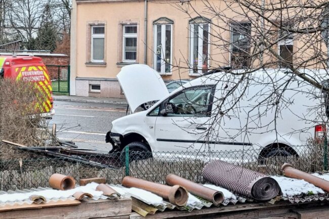 Crash in Altendorf: Caddy kracht in Grundstücksumfriedung - Das Fahrzeug kam von der Fahrbahn ab und kollidierte mit einer Grundstücksumfriedung. Foto: Harry Härtel