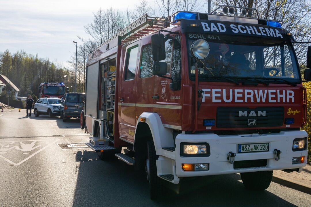 Gegen 17 Uhr kam es auf der Alten Lößnitzer Straße in Bad Schlema zu einem Verkehrsunfall. Foto: Nico Mutschmann