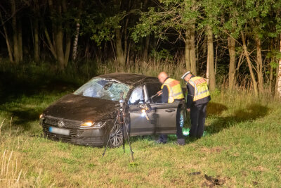 Crash in Bernsbach: VW Schrott, Fahrer verschwunden - In Bernsbach kam es heute Morgen zu einem schweren Verkehrsunfall.