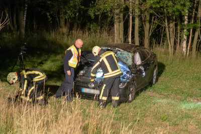 Crash in Bernsbach: VW Schrott, Fahrer verschwunden - In Bernsbach kam es heute Morgen zu einem schweren Verkehrsunfall.