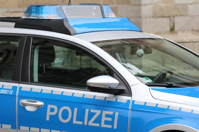 Crash in Borna-Heinersdorf: Drei Verletzte und 10.000 Euro Schaden - Bei dem Unfall auf der Bornaer-Straße wurde eine Person schwer verletzt und zwei Personen erlitten leichte Verletzungen.