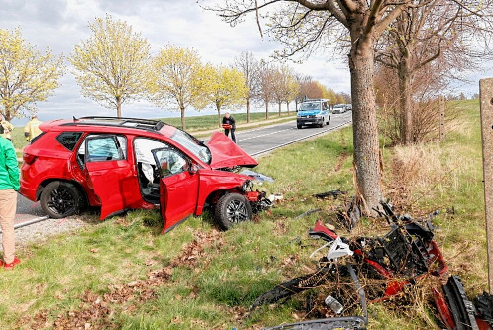Crash in Burgstädt: Kinder werden schwer verletzt - Am Sonntag ereignete sich gegen 16.30 Uhr in Burgstädt auf der Herrenhaider Straße ein schwerer Verkehrsunfall. Foto: Harry Härtel