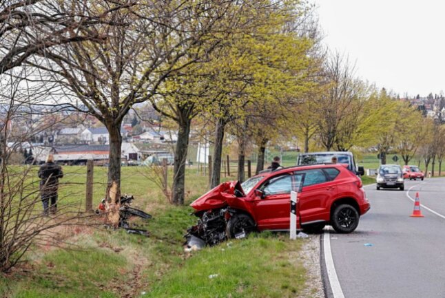 Am Sonntag ereignete sich gegen 16.30 Uhr in Burgstädt auf der Herrenhaider Straße ein schwerer Verkehrsunfall. Foto: Harry Härtel