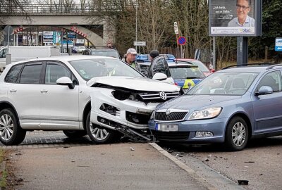 Crash in Chemnitz: Beide PKW stark beschädigt - Bei dem Unfall wurde glücklicherweise niemand verletzt. Foto: Harry Haertel