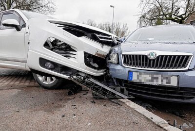 Crash in Chemnitz: Beide PKW stark beschädigt - Bei dem Unfall wurde glücklicherweise niemand verletzt. Foto: Harry Haertel