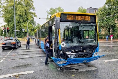Crash in Chemnitz: Bus und PKW erleiden erhebliche Schäden - Crash in Chemnitz auf der Reichsstraße. Foto: Harry Härtel