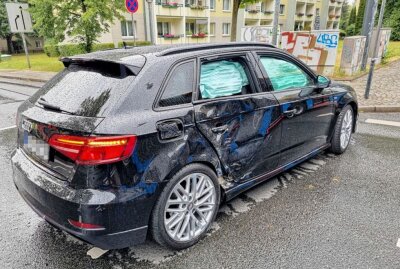 Crash in Chemnitz: Bus und PKW erleiden erhebliche Schäden - Crash in Chemnitz auf der Reichsstraße. Foto: Harry Härtel