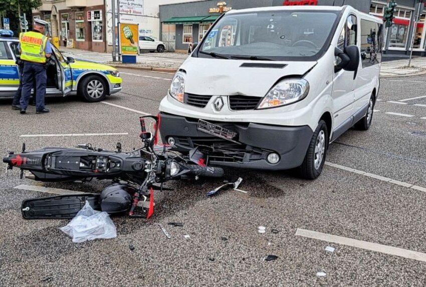 Crash in Chemnitz: Ein Schwerverletzter - In Chemnitz kam es zu einem Verkehrsunfall. Foto: Harry Härtel / haertelpress