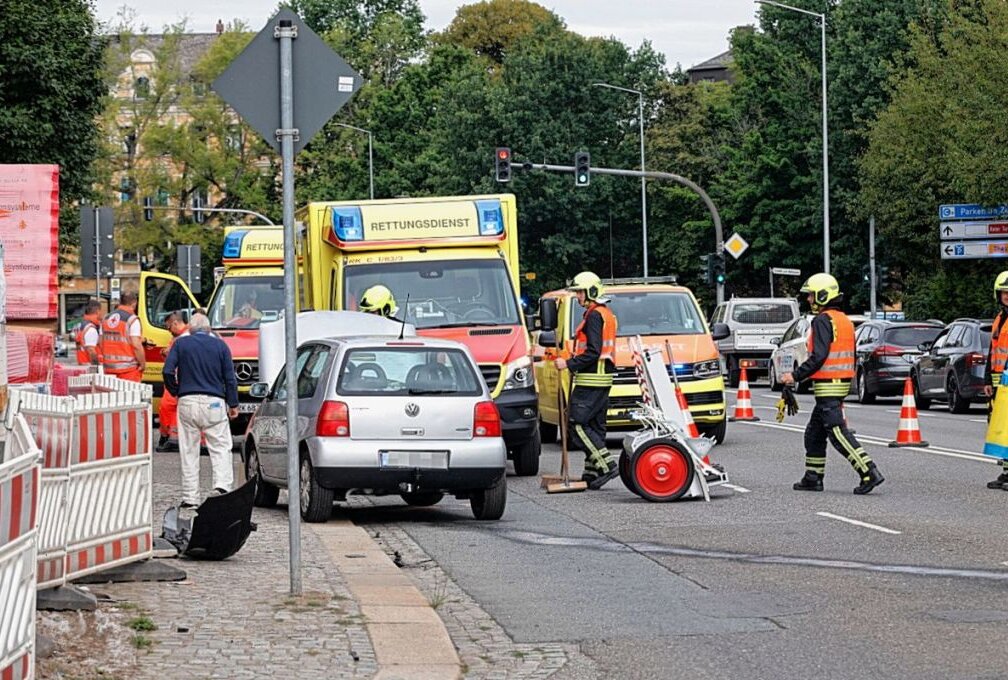 Crash in Chemnitz: Eine Person verletzt - Am Mittwochmorgen ereignete sich gegen 8.30 Uhr in Chemnitz auf der August-Bebel-Straße ein Verkehrsunfall. Foto: Harry Härtel