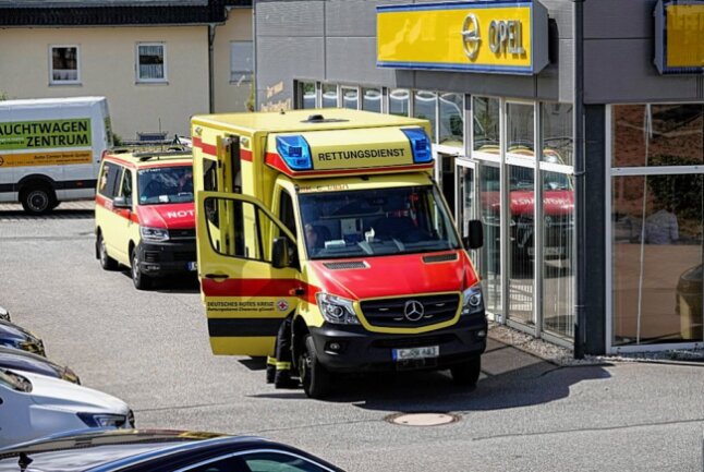 Am Dienstag ereignete sich gegen 12 Uhr in Chemnitz ein Unfall zwischen einem Tanklöschfahrzeug der Feuerwehr und einem PKW. Foto: Harry Härtel