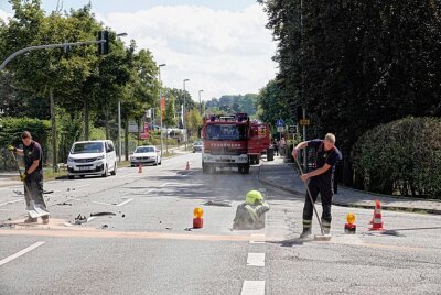Crash in Chemnitz: Feuerwehrfahrzeug kracht mit PKW zusammen - Am Dienstag ereignete sich gegen 12 Uhr in Chemnitz ein Unfall zwischen einem Tanklöschfahrzeug der Feuerwehr und einem PKW. Foto: Harry Härtel