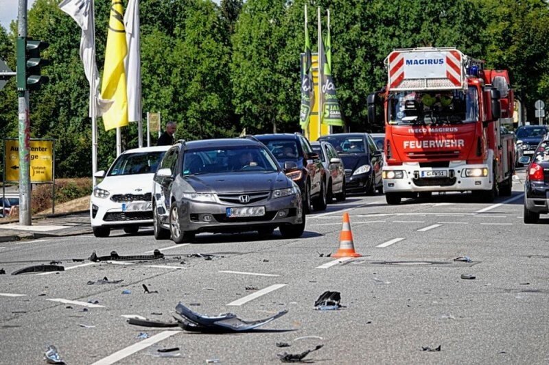 Am Dienstag ereignete sich gegen 12.00 Uhr in Chemnitz ein Unfall zwischen einem Tanklöschfahrzeug der Feuerwehr und einem PKW. Foto: Harry Härtel