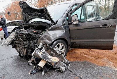 Crash in Chemnitz: PKW und Rettungswagen kollidieren - Verkehrsunfall zwischen einem Rettungswagen und einem Ford. Foto:Harry Härtel