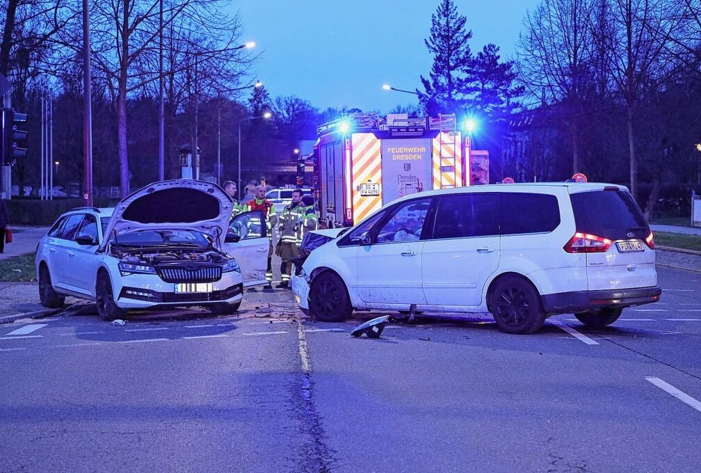 Crash in Dresden: Sechsjähriges Mädchen unter den Verletzten - Am 12. März kam es gegen 17.25 Uhr auf der Kreuzung Karcherallee/Tiergartenstraße zu einem Verkehrsunfall. Foto: Roland Halkasch