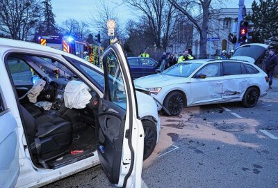 Crash in Dresden: Sechsjähriges Mädchen unter den Verletzten - Am 12. März kam es gegen 17.25 Uhr auf der Kreuzung Karcherallee/Tiergartenstraße zu einem Verkehrsunfall. Foto: Roland Halkasch