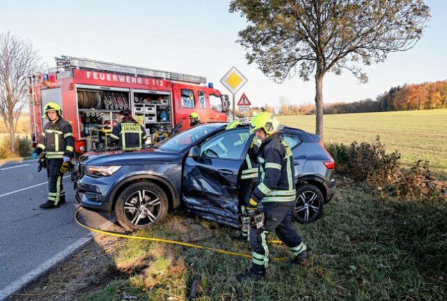 Crash in Euba: PKW-Fahrer überfährt Stoppschild - 28.10.2021 PKW-Unfall in Euba an der Kreuzung Kirchweg/ Augustusburger Straße. Drei Personen wurden verletzt. Foto: Harry Haertel