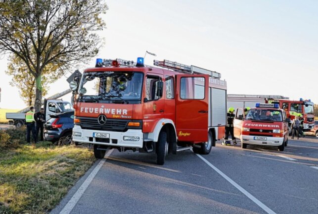 Crash in Euba: PKW-Fahrer überfährt Stoppschild - 28.10.2021 PKW-Unfall in Euba an der Kreuzung Kirchweg/ Augustusburger Straße. Drei Personen wurden verletzt. Foto: Harry Haertel