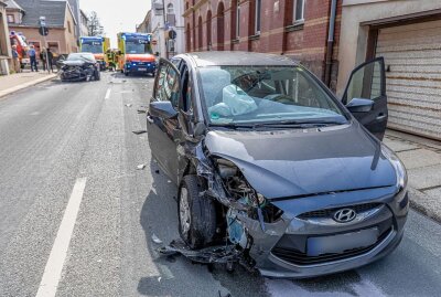 Crash in Falkenstein: Autofahrer missachtet Vorfahrt - In Falkenstein kam es zu einem Crash. Foto: B&S/David Rötzschke
