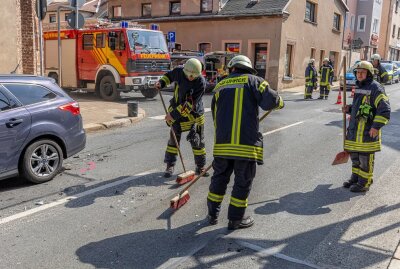 Crash in Falkenstein: Autofahrer missachtet Vorfahrt - In Falkenstein kam es zu einem Crash. Foto: B&S/David Rötzschke