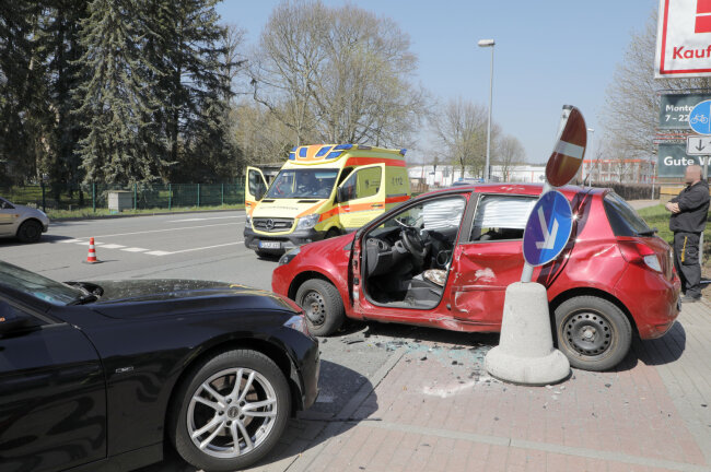 Bei dem Unfall auf der Jochen-Köhler-Straße waren Feuerwehr, Rettungsdienst und Polizei im Einsatz.
