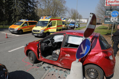 Crash in Frankenberg: Eingeklemmter Fahrer von Feuerwehr befreit - Bei dem Unfall auf der Jochen-Köhler-Straße waren Feuerwehr, Rettungsdienst und Polizei im Einsatz.