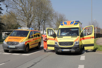 Crash in Frankenberg: Eingeklemmter Fahrer von Feuerwehr befreit - Bei dem Unfall auf der Jochen-Köhler-Straße waren Feuerwehr, Rettungsdienst und Polizei im Einsatz.