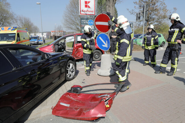 Bei dem Unfall auf der Jochen-Köhler-Straße waren Feuerwehr, Rettungsdienst und Polizei im Einsatz.