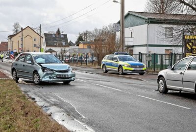 Crash in Glauchauer Ortsteil Jerisau: Zwei Verletzte - Die Straße musste nach dem Unfall voll gesperrt werden.Foto: Andreas Kretschel