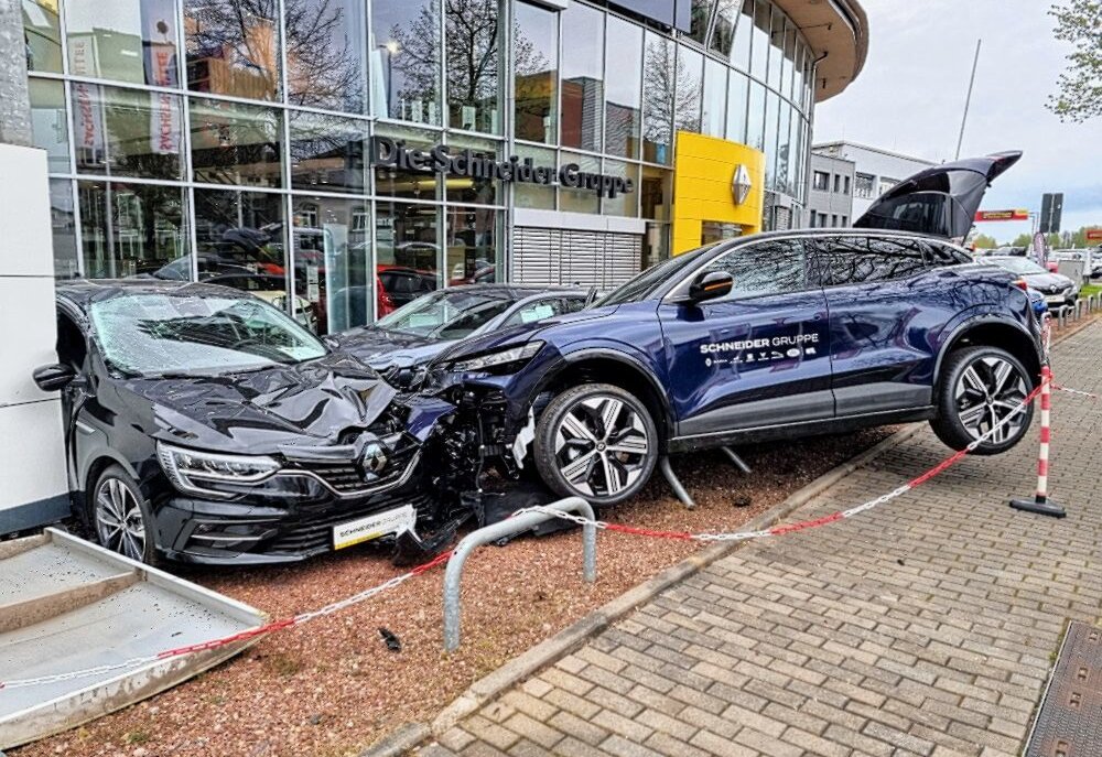 Crash in Hilbersdorf: PKW knallt in Neuwagen - Auto fährt in ausgestellte Neufahrzeuge des Autohauses Schneider. Foto: Harry Härtel