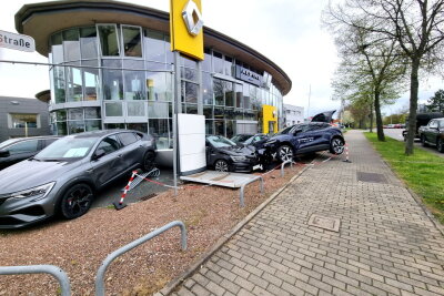 Crash in Hilbersdorf: PKW knallt in Neuwagen - Auto fährt in ausgestellte Neufahrzeuge des Autohauses Schneider. Foto: Harry Härtel