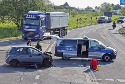 Crash in Kuhschnappel: Front eines PKW wird komplett weggerissen - Verkehrsunfall in Kuhschnappel. Eine Person wurde verletzt. Foto:Andreas Kretschel