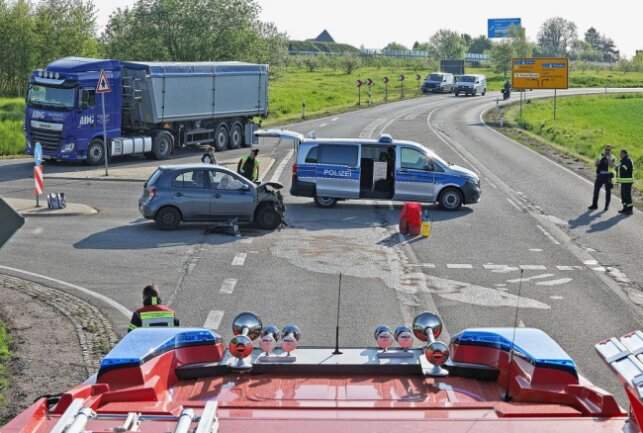 Crash in Kuhschnappel: Front eines PKW wird komplett weggerissen - Verkehrsunfall in Kuhschnappel. Eine Person wurde verletzt. .Foto:Andreas Kretschel