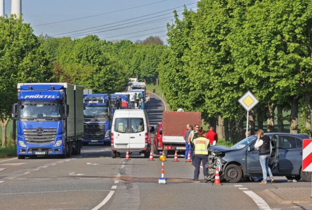 Crash in Kuhschnappel: Front eines PKW wird komplett weggerissen - Verkehrsunfall in Kuhschnappel. Eine Person wurde verletzt. .Foto:Andreas Kretschel