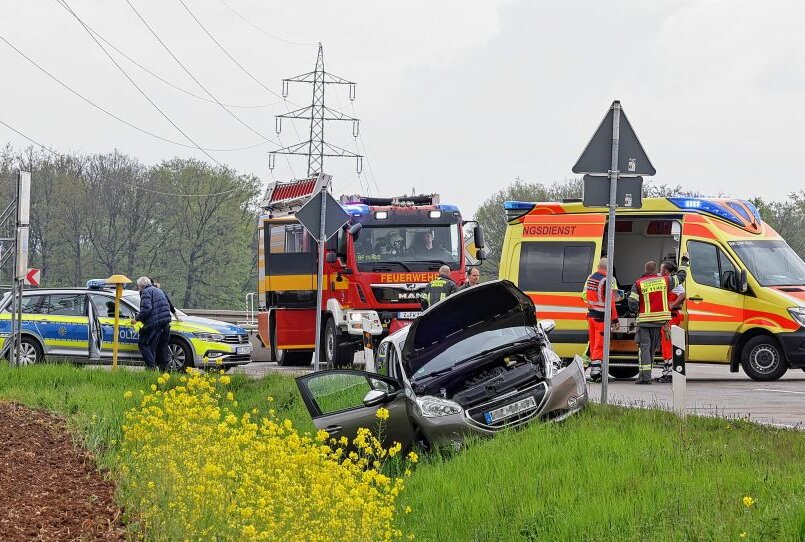 Crash in Mülsen: PKWs stoßen auf Kreuzung zusammen - Heute Vormittag kam es zu einem Crash bei Mülsen. Foto: Andreas Kretschel