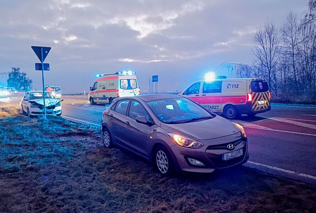 Crash in Röhrsdorf: Mehrere Personen verletzt - Die Feuerwehr war im Einsatz, um die Unfallstelle zu sichern und flüssige Betriebsstoffe aufzunehmen. Foto: Harry Härtel/Härtelpress 