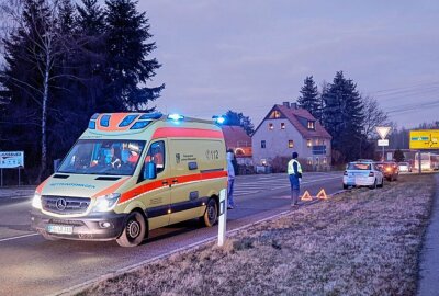 Crash in Röhrsdorf: Mehrere Personen verletzt - Die Feuerwehr war im Einsatz, um die Unfallstelle zu sichern und flüssige Betriebsstoffe aufzunehmen. Foto: Harry Härtel/Härtelpress 