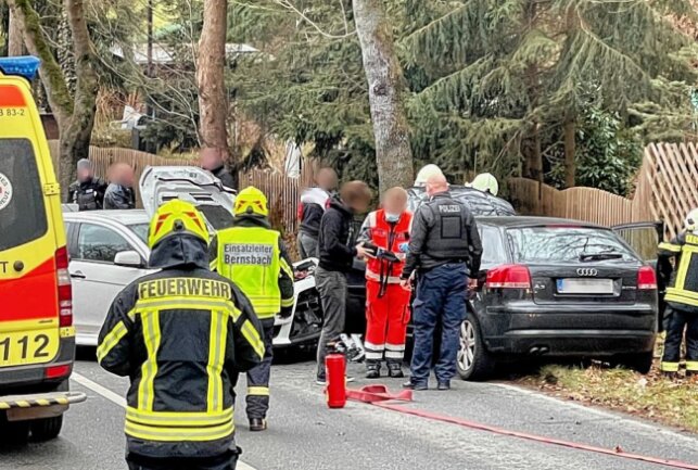 Auf der Schneeberger Straße in Schwarzenberg kam es zu einem Crash, bei dem sich zwei Personen verletzten. Foto: Daniel Unger