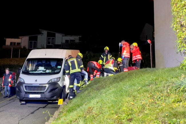 Crash in Schwarzenberg: Person in Autotür eingeklemmt - Ein Fahrer eines Transporters klemmte sich in die Autotür ein und verletzte sich dabei. Foto: Daniel Unger