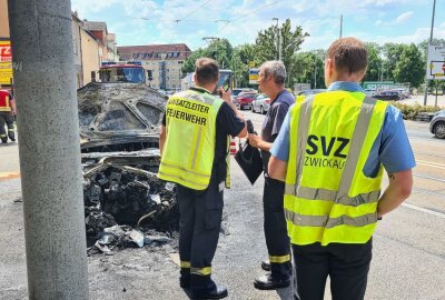 Crash in Zwickau: Frau kracht gegen Strommast - Frau kommt von Fahrbahn ab und kracht gegen einen Strommast. Foto: Mike Müller
